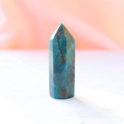 Tour de cristal d'apatite pour la positivité et la croissance