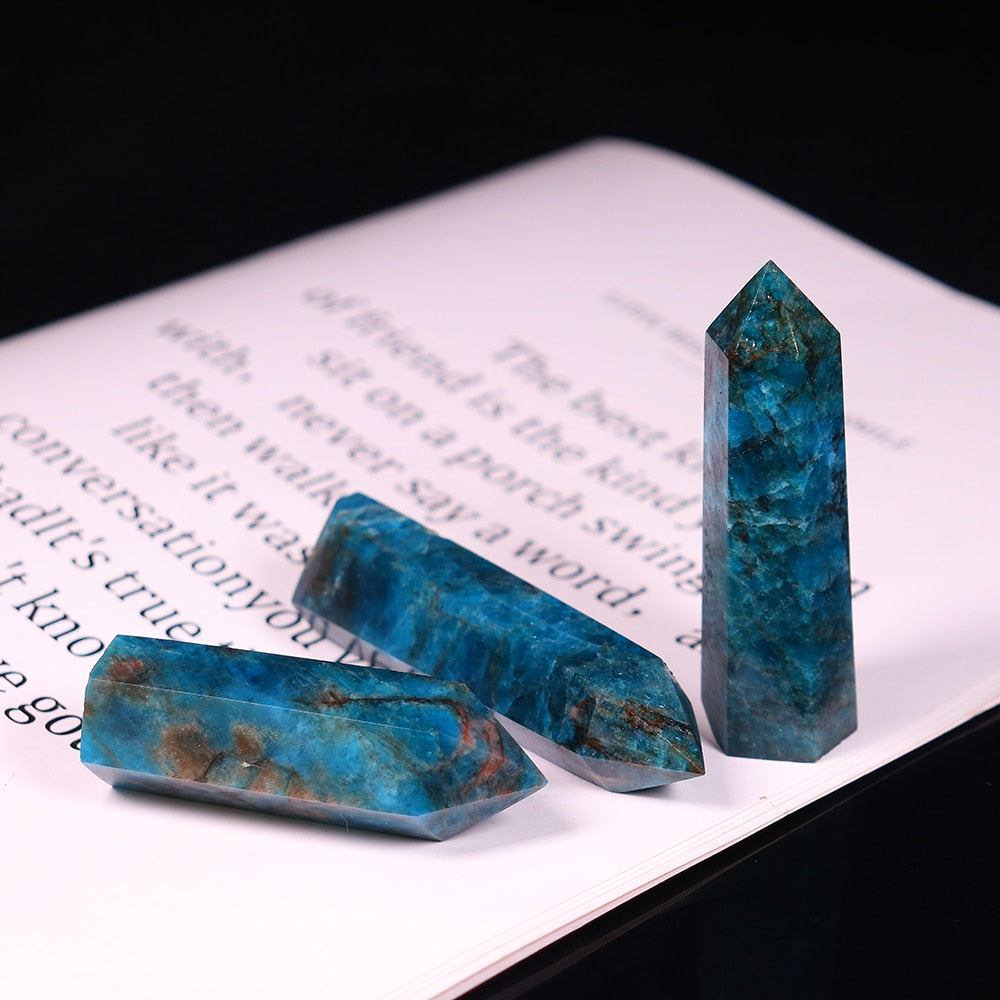 Tour de cristal d'apatite pour la positivité et la croissance