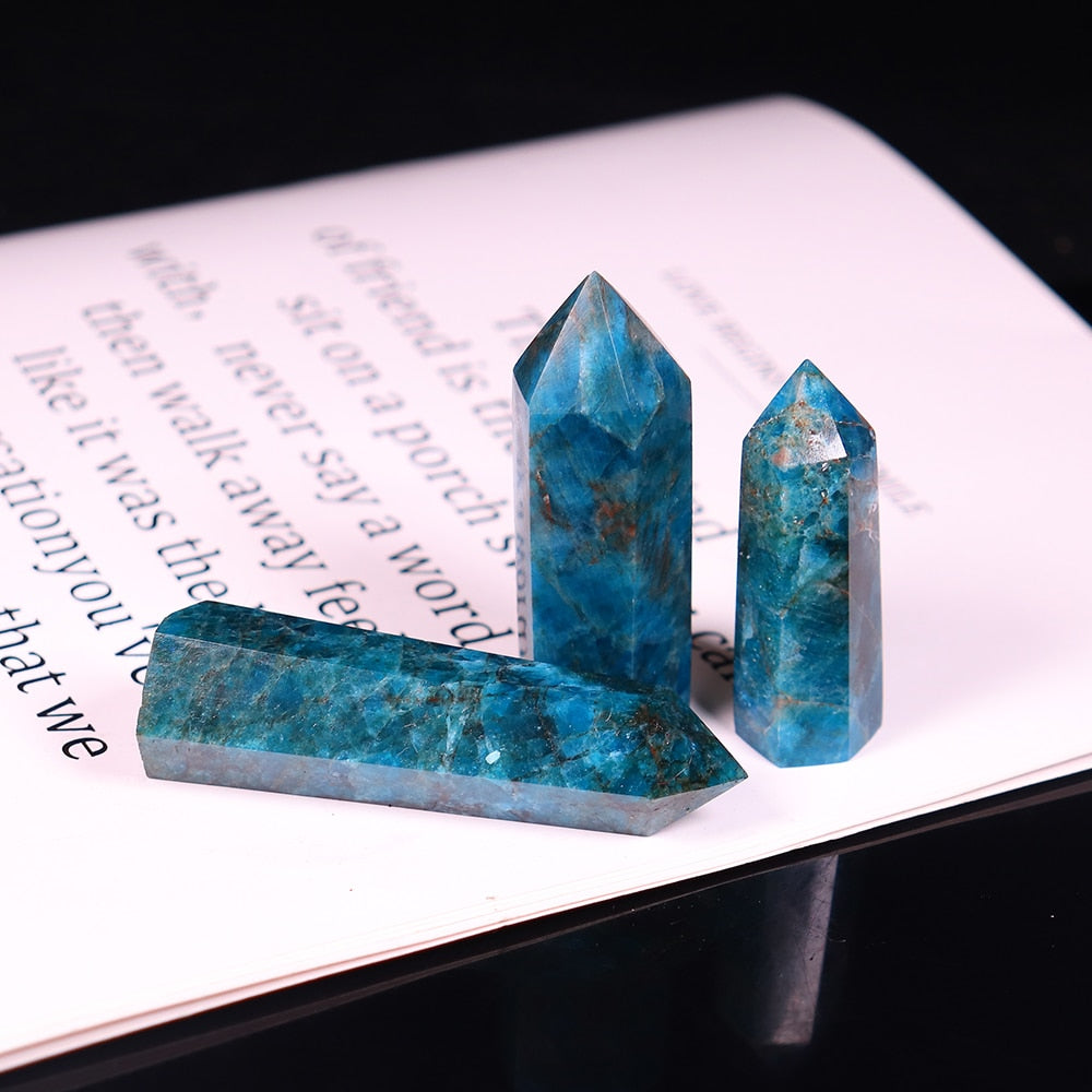 Tour de cristal d'apatite pour la positivité et la croissance