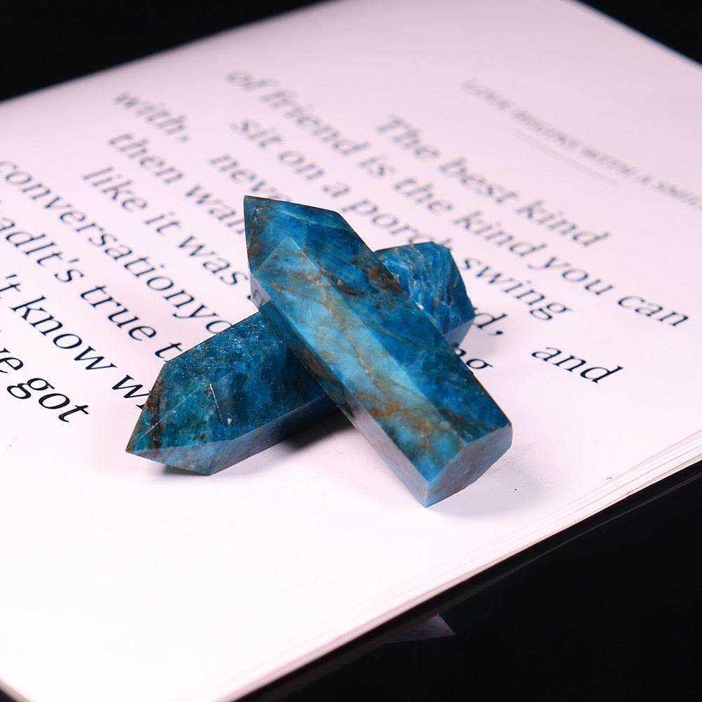 Tour de cristal d'apatite pour la positivité et la croissance