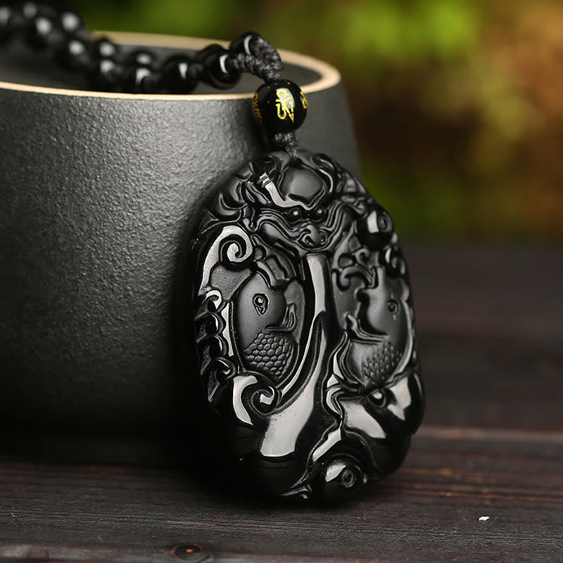 Collier pendentif poisson koï en obsidienne noire pour la force et l'épanouissement