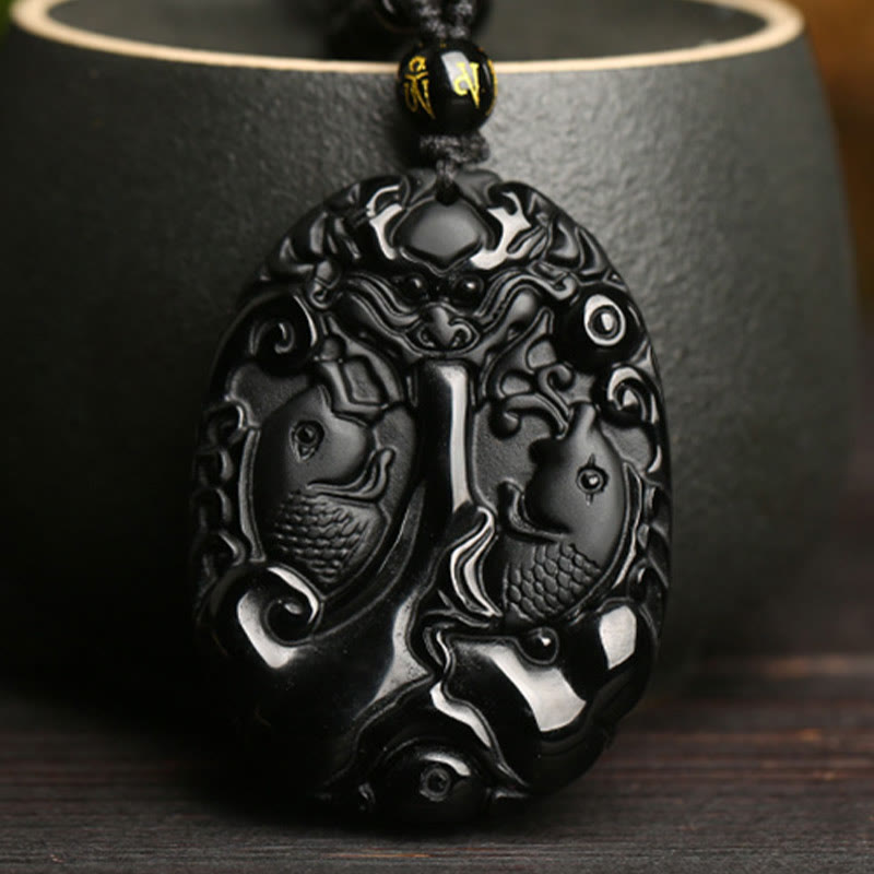 Collier pendentif poisson koï en obsidienne noire pour la force et l'épanouissement