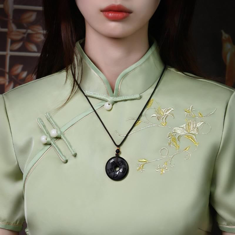 Collier en obsidienne noire avec boucle de paix et pendentif des cinq montagnes sacrées