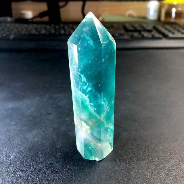 Tour de cristal de fluorite bleue pour la clarté mentale