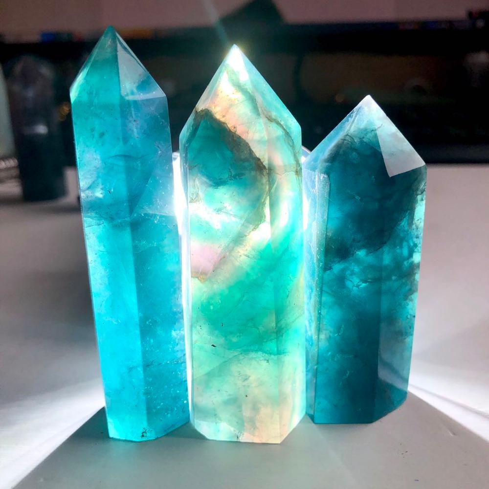 Tour de cristal de fluorite bleue pour la clarté mentale