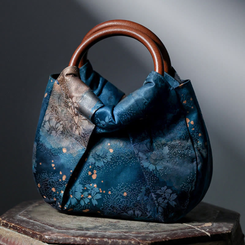 Sac à main bleu fait main avec anse en bois et fleurs en jacquard 23 cm