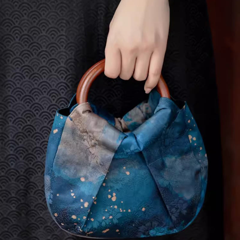 Sac à main bleu fait main avec anse en bois et fleurs en jacquard 23 cm