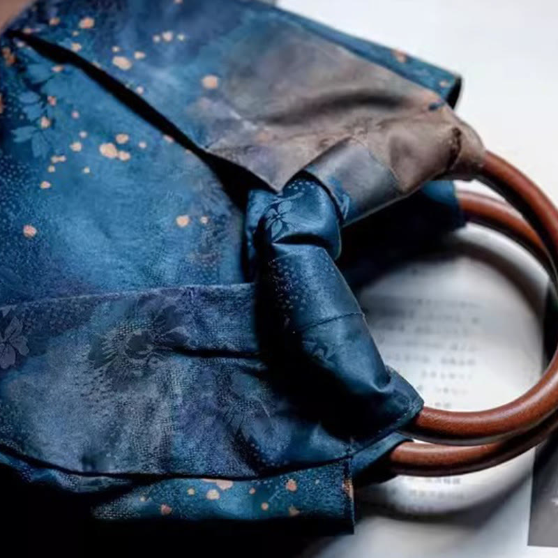 Sac à main bleu fait main avec anse en bois et fleurs en jacquard 23 cm