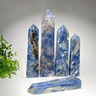 Tour de cristal de cyanite bleue 12-20 cm pour l'énergie de guérison