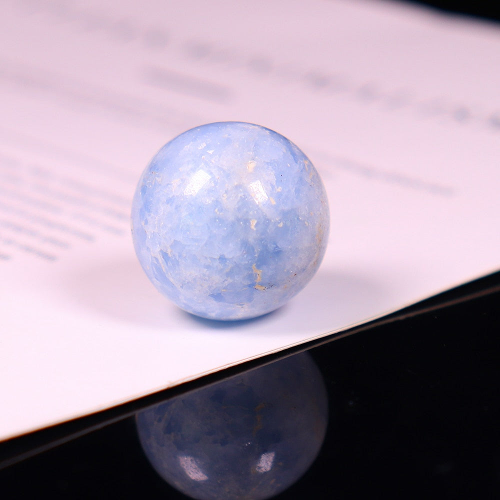 Sphère de guérison en cyanite bleue pour le chakra de la gorge