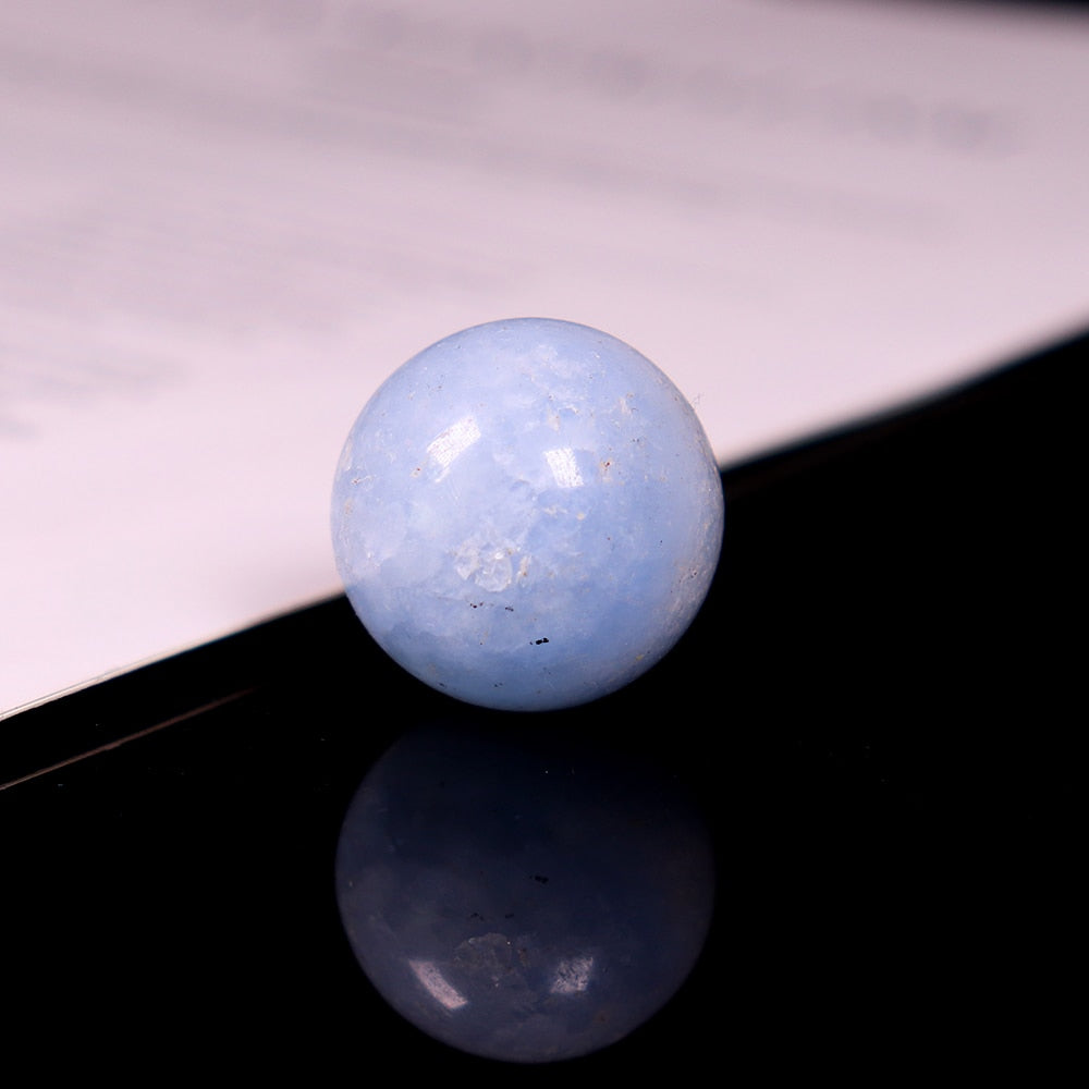Sphère de guérison en cyanite bleue pour le chakra de la gorge