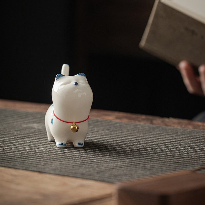 Figurine miniature en céramique représentant un chat blanc porte-bonheur