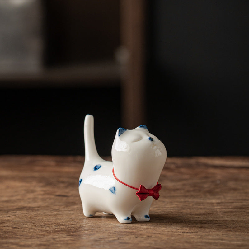 Figurine miniature en céramique représentant un chat blanc porte-bonheur
