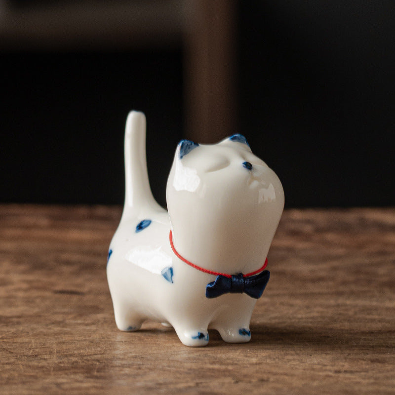 Figurine miniature en céramique représentant un chat blanc porte-bonheur