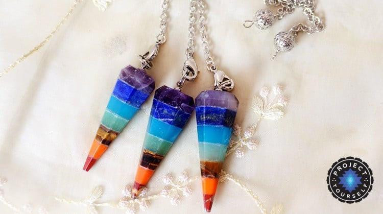 Pendule d'équilibrage des chakras avec cristaux de pierres précieuses