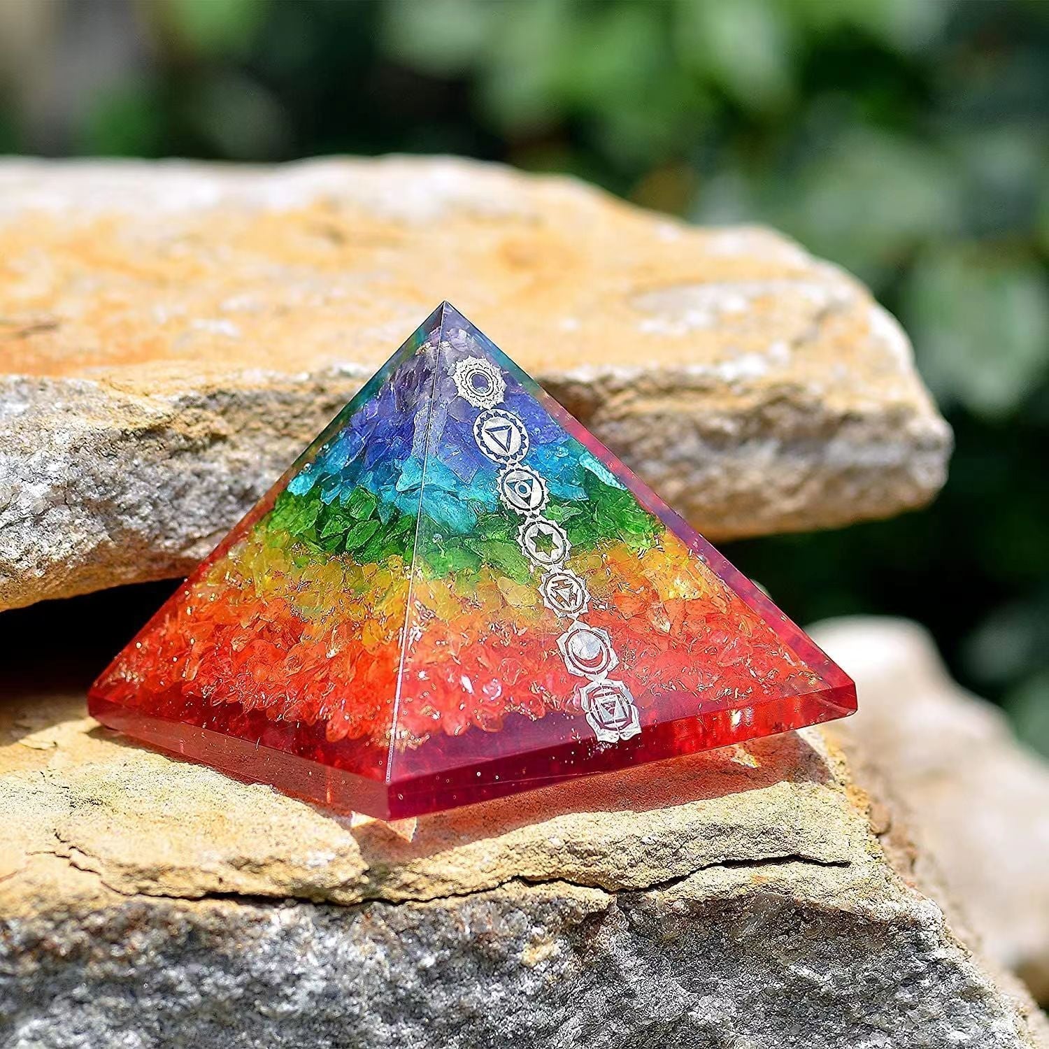 Pyramide arc-en-ciel des chakras avec sept symboles des chakras