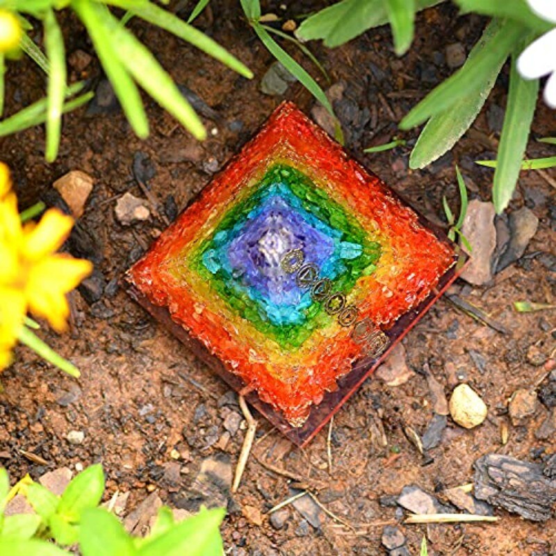 Pyramide arc-en-ciel des chakras avec sept symboles des chakras