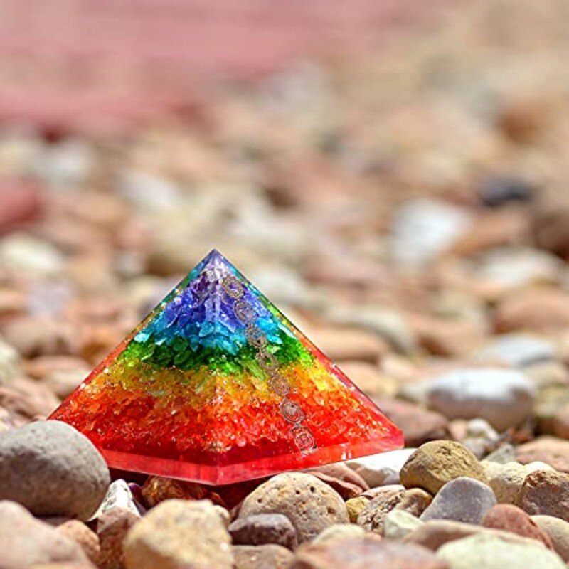 Pyramide arc-en-ciel des chakras avec sept symboles des chakras