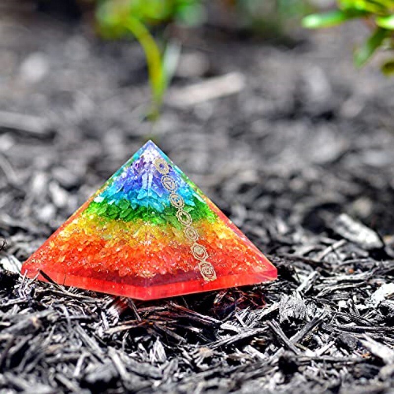 Pyramide arc-en-ciel des chakras avec sept symboles des chakras