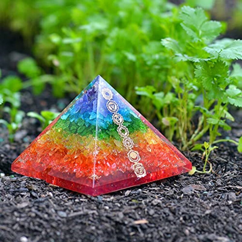 Pyramide arc-en-ciel des chakras avec sept symboles des chakras