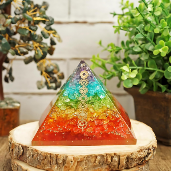 Pyramide arc-en-ciel de guérison des chakras