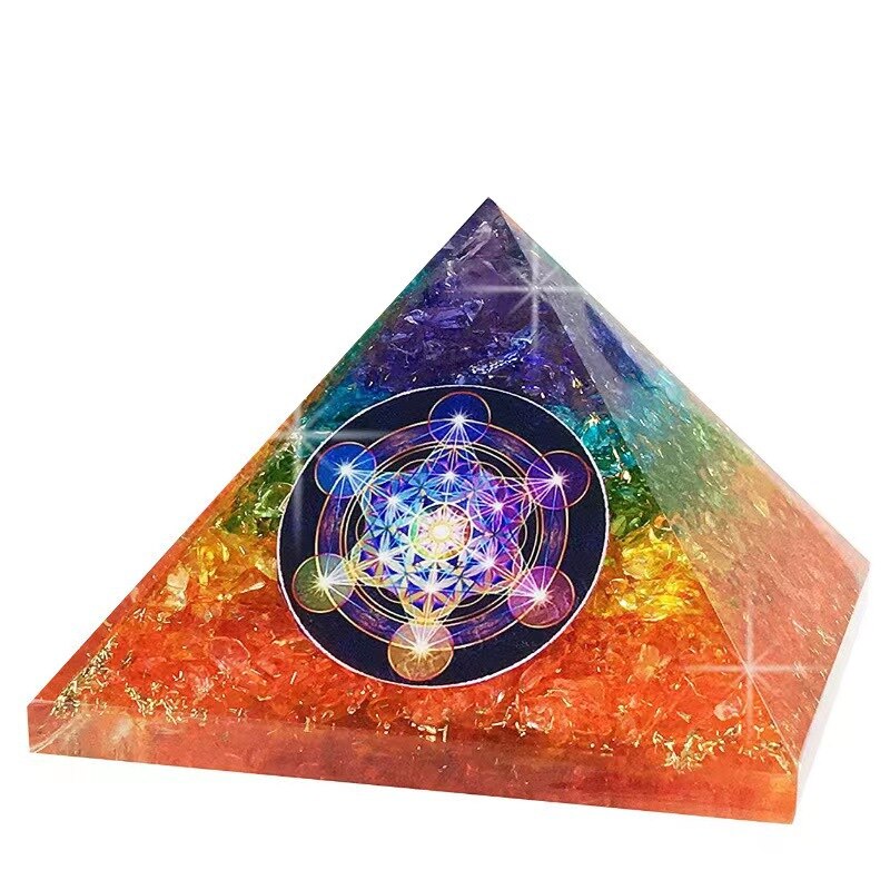 Pyramide arc-en-ciel des chakras avec sept symboles des chakras