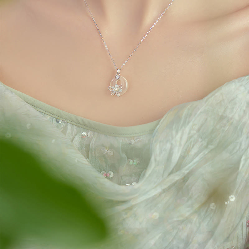 Collier Lotus en Calcédoine en Argent Sterling 999 pour la Paix et l'Harmonie