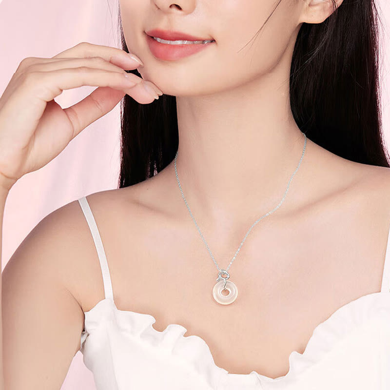 Collier avec boucle de paix en calcédoine et serpent
