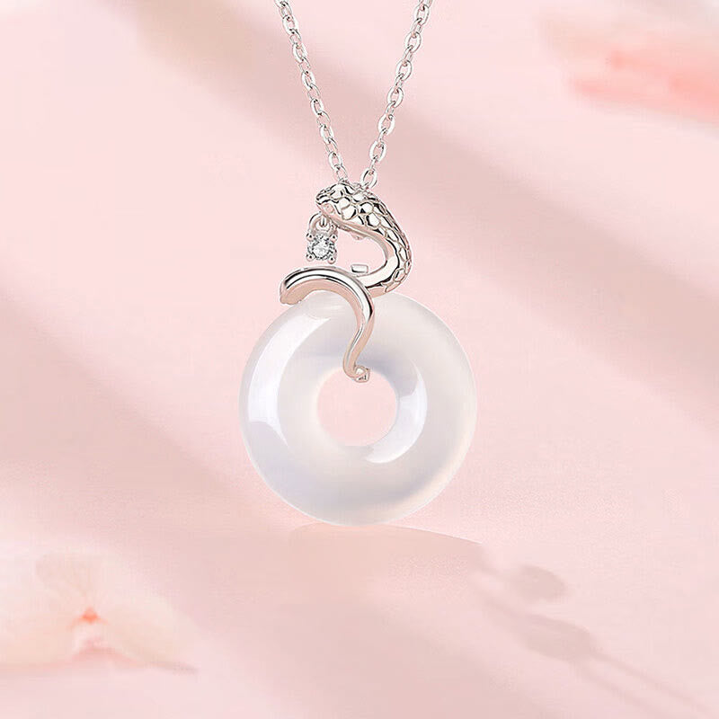 Collier avec boucle de paix en calcédoine et serpent