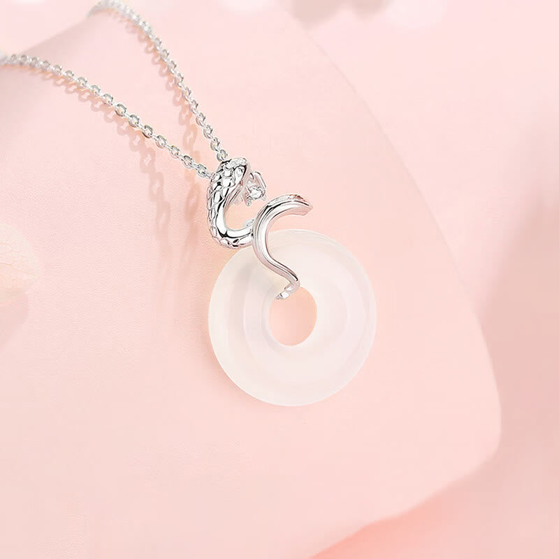 Collier avec boucle de paix en calcédoine et serpent