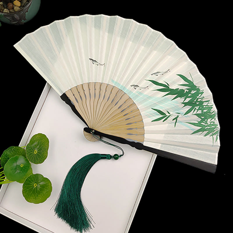 Éventail chinois pliable à motifs de bambou et de carpes koï