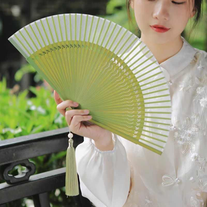 Éventail chinois pliable en soie de mûrier motif libellule 23 cm