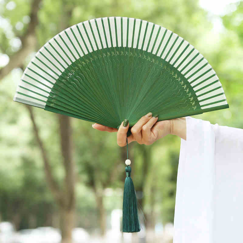 Éventail chinois pliable en soie de mûrier motif libellule 23 cm