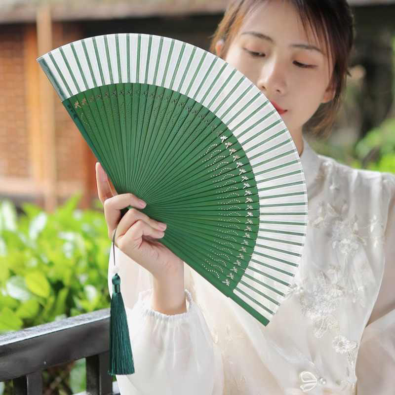 Éventail chinois pliable en soie de mûrier motif libellule 23 cm
