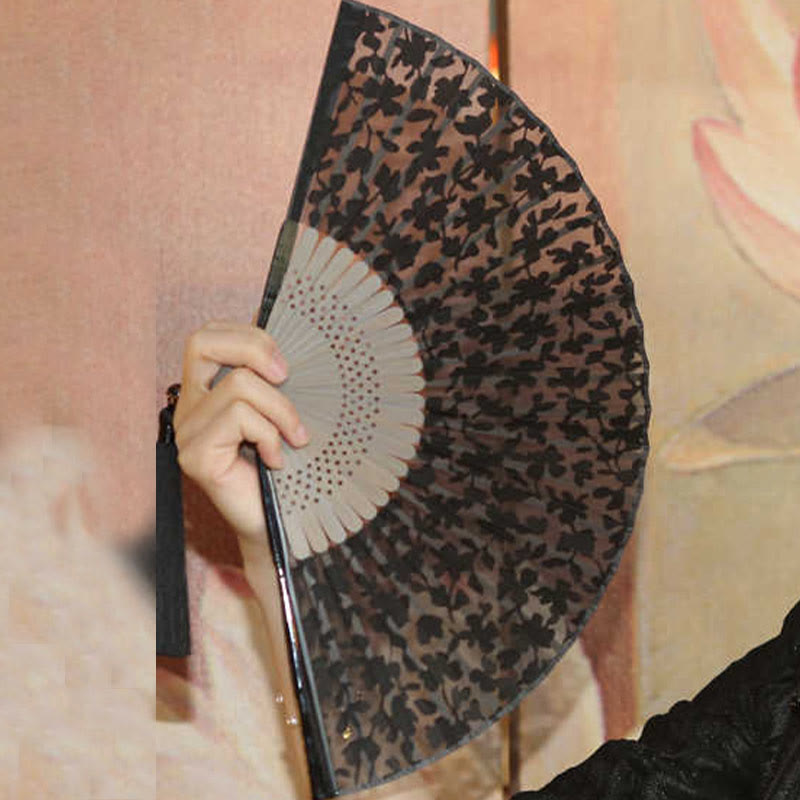 Éventail chinois pliable rétro en bambou et soie avec feuilles et fleurs