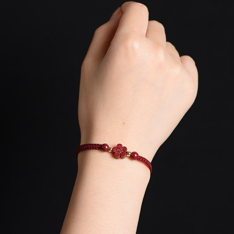 Bracelet en cinabre avec cordon rouge | Bénédiction du trèfle à quatre feuilles