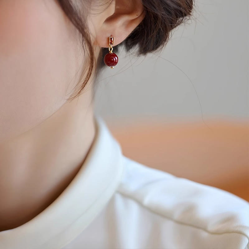 Boucles d'oreilles cinabre, tiges en argent 925 et perles calmes en or 14 carats