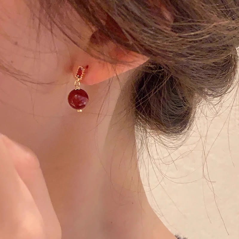 Boucles d'oreilles cinabre, tiges en argent 925 et perles calmes en or 14 carats