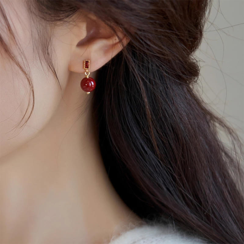 Boucles d'oreilles cinabre, tiges en argent 925 et perles calmes en or 14 carats