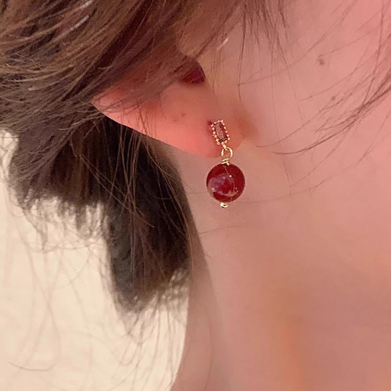Boucles d'oreilles cinabre, tiges en argent 925 et perles calmes en or 14 carats