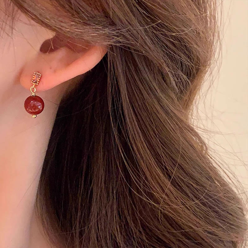 Boucles d'oreilles cinabre, tiges en argent 925 et perles calmes en or 14 carats