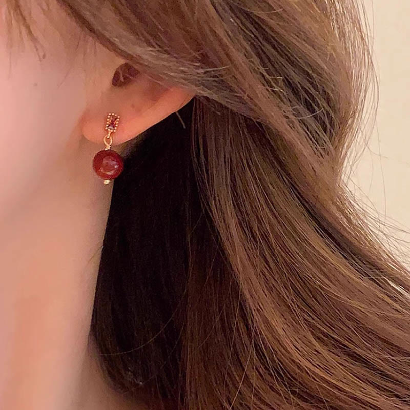 Boucles d'oreilles cinabre, tiges en argent 925 et perles calmes en or 14 carats