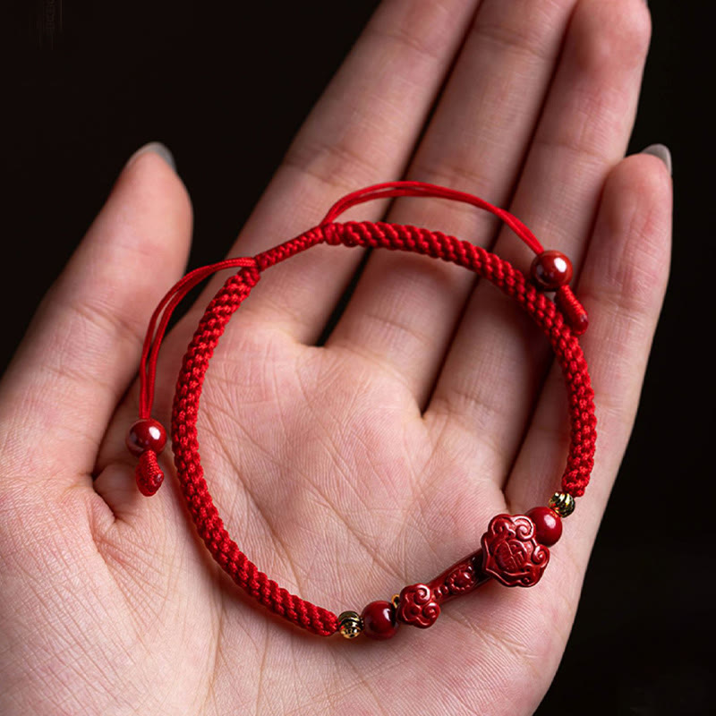 Bracelet tressé en fil rouge de 14 à 20 cm avec personnage Cinnabar Fu