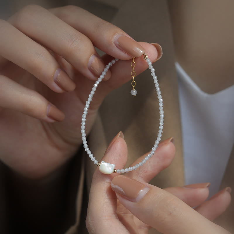 Bracelet en quartz transparent avec cristal blanc et breloque chat guérisseur plaquée or 14 carats