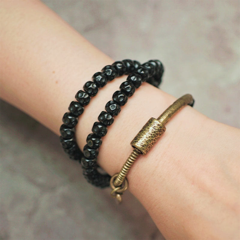 Bracelet spirituel triple tour en cuivre et coquille de noix de coco