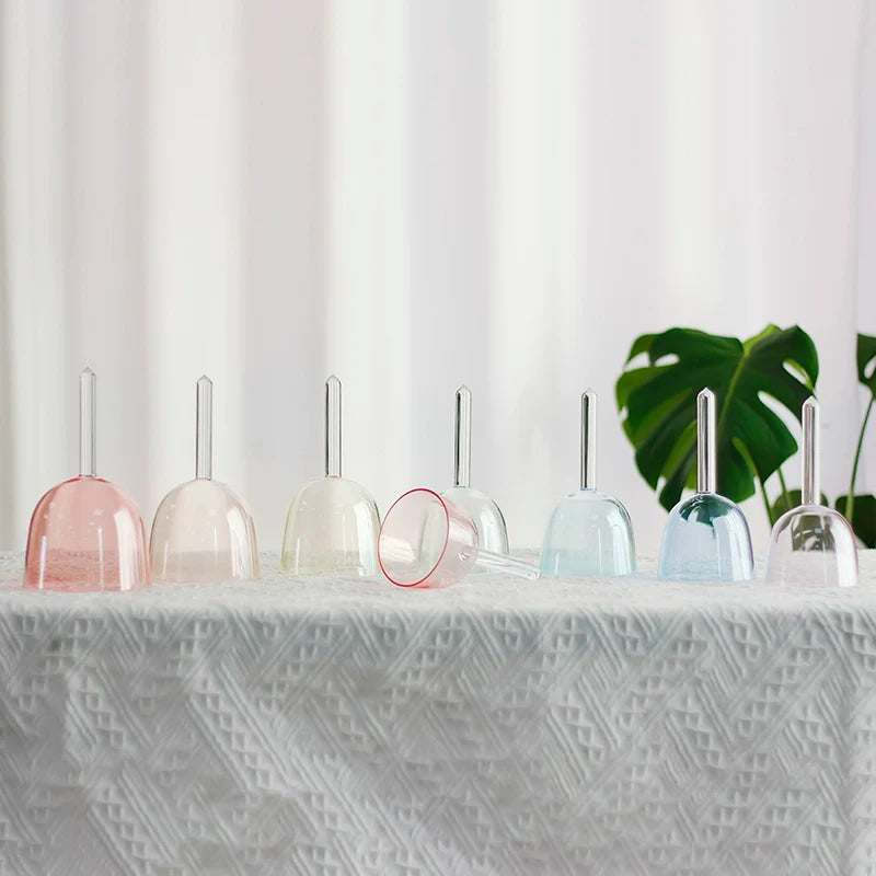 Bol chantant en cristal coloré avec poignée