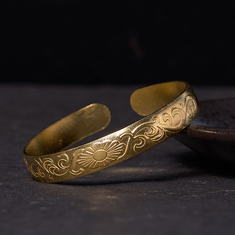 Bracelet manchette en cuivre avec marguerite et vigne pour prendre soin de soi et porter chance