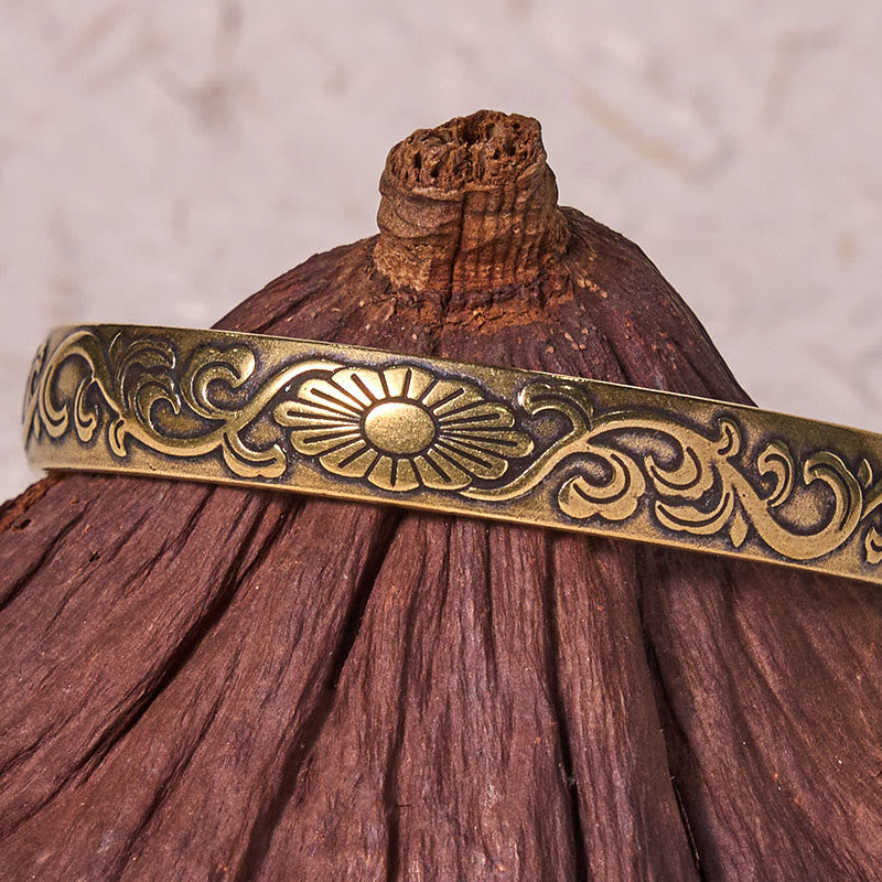 Bracelet manchette en cuivre avec marguerite et vigne pour prendre soin de soi et porter chance
