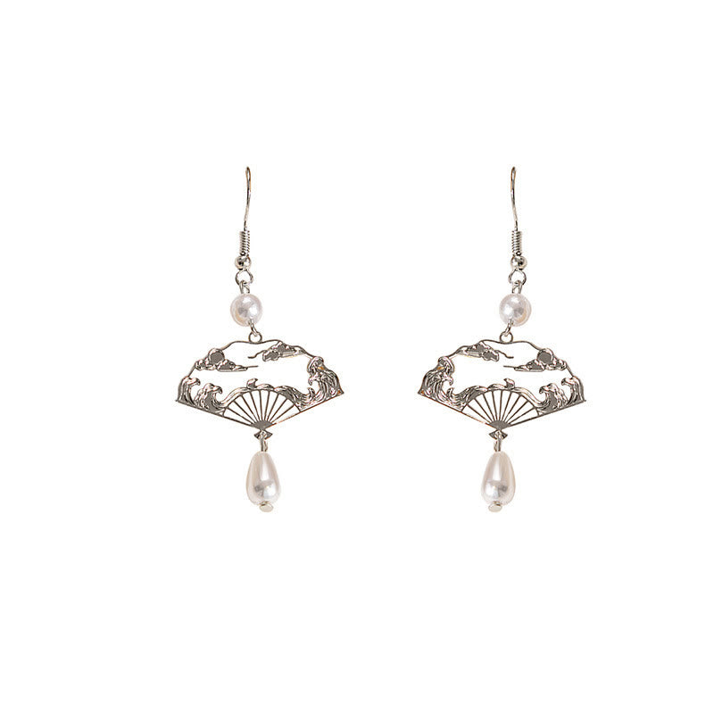 Boucles d'oreilles pendantes en perles et éventail en cuivre | Prospérité et protection