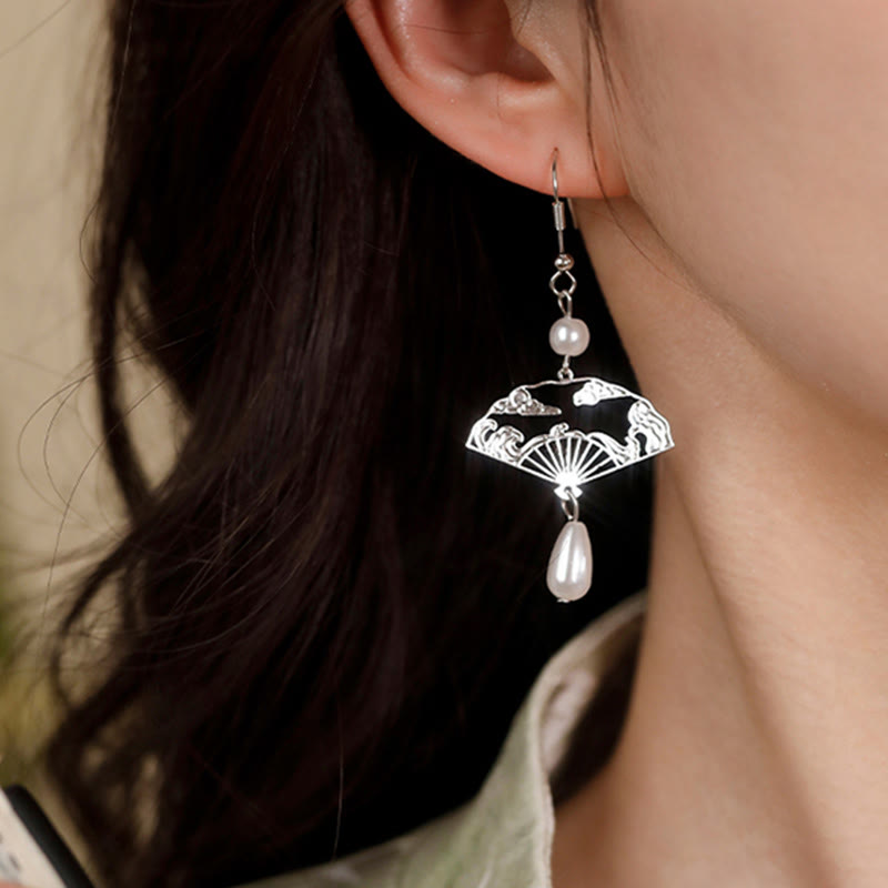 Boucles d'oreilles pendantes en perles et éventail en cuivre | Prospérité et protection